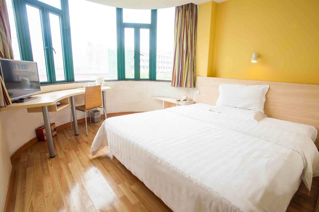 7Days Inn Wuzhou South Railway Station Cangwu Zimmer foto